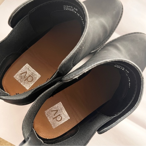 DV by Dolce Vita Black Chelsea style Ankle Boots lug sole womens shoe size 10 - Picture 3 of 7